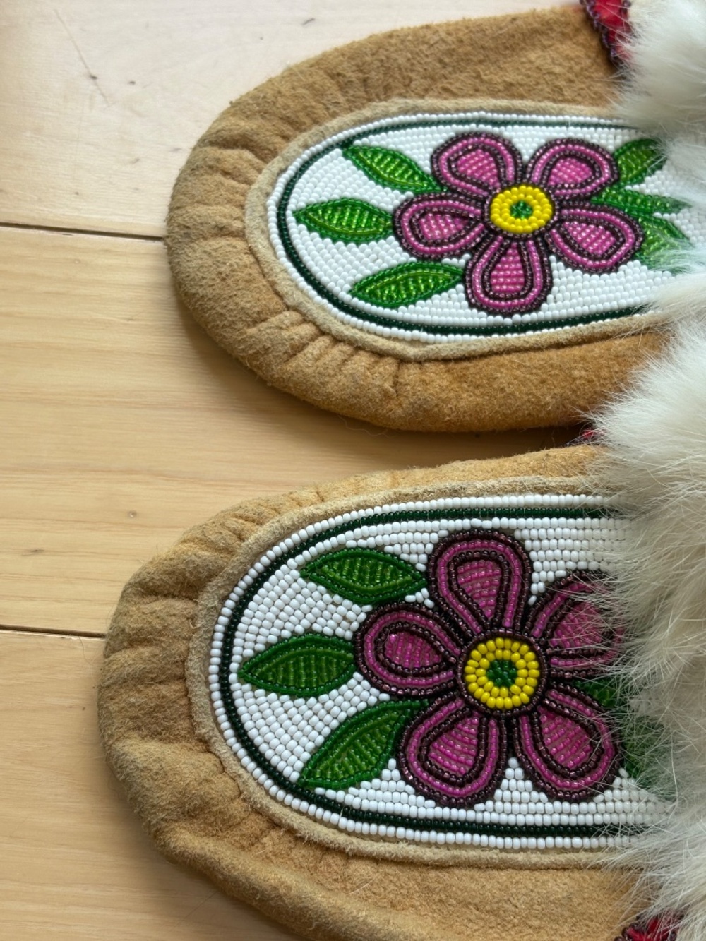 Authentic Indigenous Beaded Moccasins Suede Fur Trim Floral Slippers, Sz 6 - Picture 14 of 15